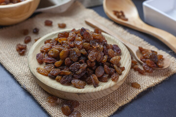 Pasas apiladas sobre un recipiente de madera