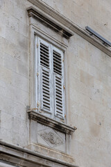 Fototapeta na wymiar Fensterladen mit schräg gestellten Lamellen