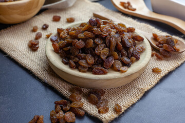 Pasas secas sobre un recipiente de madera