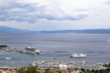 Fototapeta na wymiar Hafen mit Kreuzfahrtschiff und Fähre am Mittelmeer