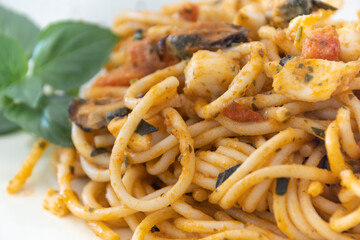 assiette de spaghettis aux fruits de mer en gros plan