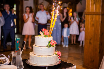tort dekoracja para ślub polska kwiaty małżeństwo
