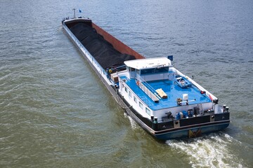 Kohle Frachtschiff auf dem Rhein	