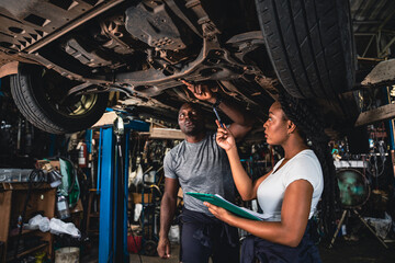 Obraz na płótnie Canvas Professional mechanic is checking the broken car suspension.