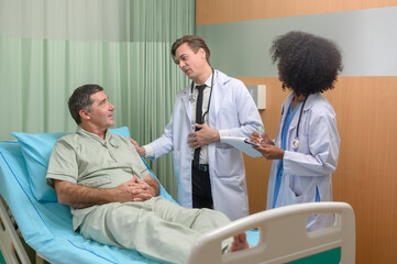 Obraz premium Caucasian doctor is examining and consulting to senior patient in hospital.