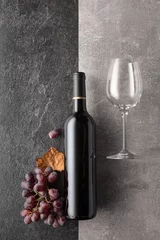 Keuken spatwand met foto Red wine with grapes on a stone background. © Igor Normann
