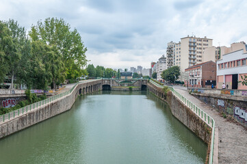 Fototapeta na wymiar Canal Saint Denis et écluse du Pont de Flandre à Paris La Villette