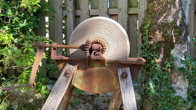 Meuleuse r&eacute;tro dans un jardin, Bourgogne