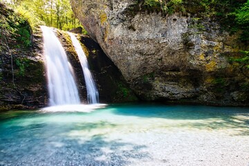 Wasserfall mit blauem Wasser auf dem Berg Olymp in Griechenland 