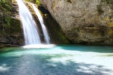 Wasserfall mit blauem Wasser auf dem Berg Olymp in Griechenland 