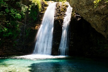 Fototapeta premium Wasserfall mit blauem Wasser auf dem Berg Olymp in Griechenland 