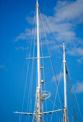 Obraz premium Close up view of the mast head of a sailboat.