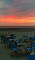 Fototapeta premium Terrasse d'un bar de plage au coucher du soleil 