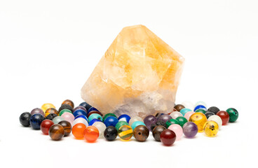 Piedra de Jade Amarillo  junto a bolitas de piedra semipreciosas 