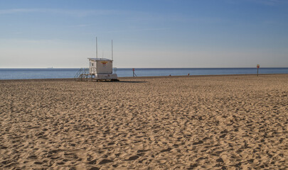 Lowestoft, Suffolk, UK – August 14 2022. Lone RNLI life guard hut on the sandy beach in the...