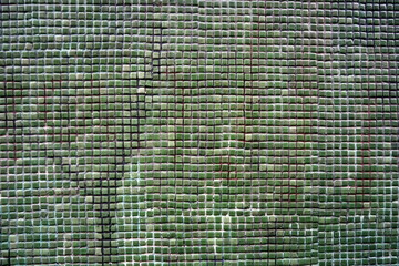 Feinmaschiges altes Gitter in Grün und Naturfarben in der Fassade eines Altbau im Galataviertel im...