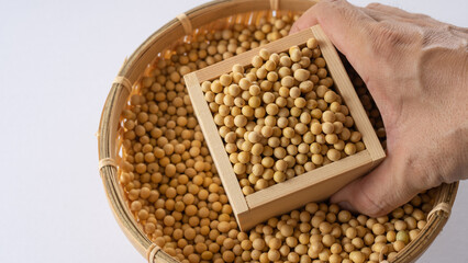 大豆を日本の木製箱ですくう