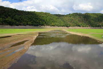 Historische 60 m lange, vierbogige „Aseler Brücke“ über die Eder im See