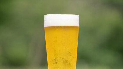 アウトドアで冷えたビールを飲む