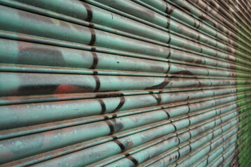 Bunt bemalter grüner Rollladen eines geschlossenen Geschäfts in der Istiklal Caddesi in Taksim...