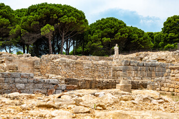 Fototapeta na wymiar Site archéologique des ruines d'Empuries (Empúries en catalan) : port antique gréco-romain, situé sur la commune de L'Escala, près de Gérone, en Catalogne (Espagne).