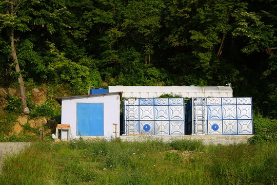 Zweckbau mit blauem Farbakzent im Gr&uuml;nen im Sonnenschein am Strand in G&uuml;zelcehisar in der Provinz Bartin am Schwarzen Meer in der T&uuml;rkei