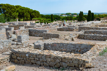 Site archéologique des ruines d'Empuries (Empúries en catalan) : port antique gréco-romain, situé sur la commune de L'Escala, près de Gérone, en Catalogne (Espagne). - 525425480