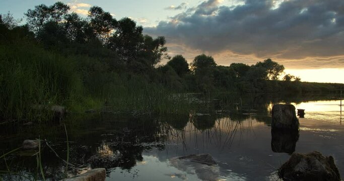 Ein ruhiger Abend am Fluss-Ugra in Russland, Kaluga Gebiet
