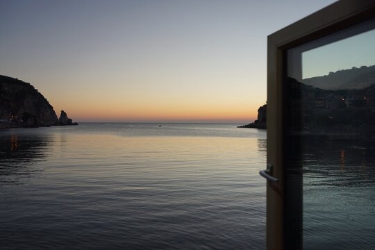 Offenes Fenster mit Blick auf die Bucht an der K&uuml;ste vor Amasra mit untergehender Sonne in der Provinz Bartin am Schwarzen Meer in der T&uuml;rkei