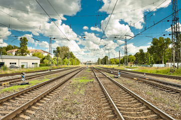 Naklejka premium railway against the blue sky and clouds