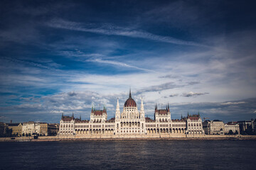 Fototapeta premium budapest city skyline at Hungalian Parliament and Danube River Budapest Hungary
