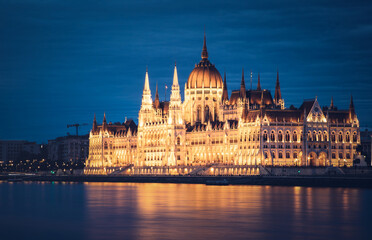 Fototapeta premium hungary Budapest twilight at Danube River with lit up Hungarian Parliament building