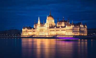 Fototapeta premium hungary Budapest twilight at Danube River with lit up Hungarian Parliament building