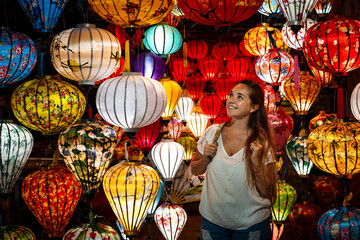 Mujer viajera disfrutando de lámparas coloridas del mercado nocturno de la ciudad de Hoi An, en Vietnam © Javier