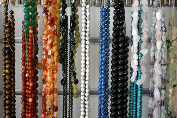 Schöne Halsketten mit Perlen als Souvenir und Andenken in einem Geschäft in den  Gassen der...