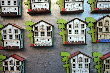 Typische alte osmanische Häuser als Andenken und Souvenir mit Magnet in einem Andenkenladen in der...