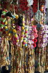 Traditionelle bunte folkloristische Haarbänder mit Blumen für Touristen im Sommer bei...