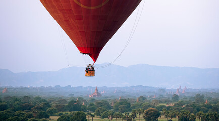 Touristes en montgolfière au dessus des pagodes de Bagan au Myanmar.
