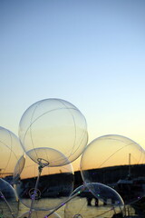 LED Luftballons im Licht der untergehenden Sonne am Hafen von Cunda bei Ayvalik am Ägäischen Meer...