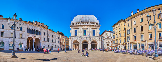 Panorama Loggia Square With Palazzo