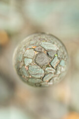 ビー玉の中に写るリンゴ型の石