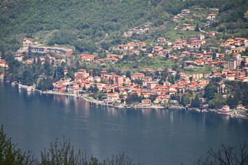 Fototapeta na wymiar Città sul lago