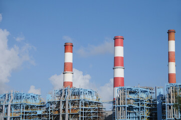 Heavy industrial facility for refining oil