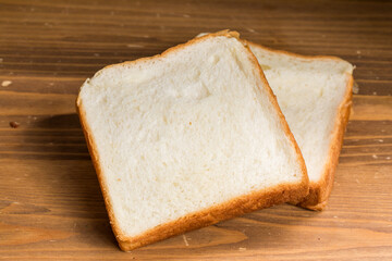 食パンをちぎっている Plain bread