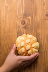 メロンパンを持っている　bakery