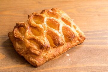 木目調の上にこんがり焼けたアップルパイ apple pie