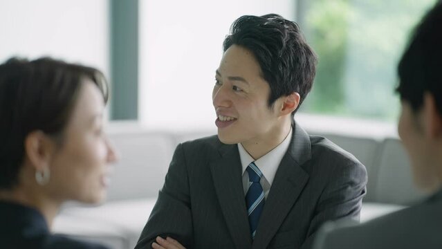 会話をするビジネスマン