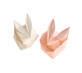 和紙で折った紅白の風船うさぎ