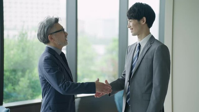 握手をするビジネスマン