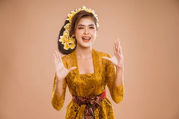 Fotobehang beautiful balinese woman with shouting gesture over isolated background © Odua Images